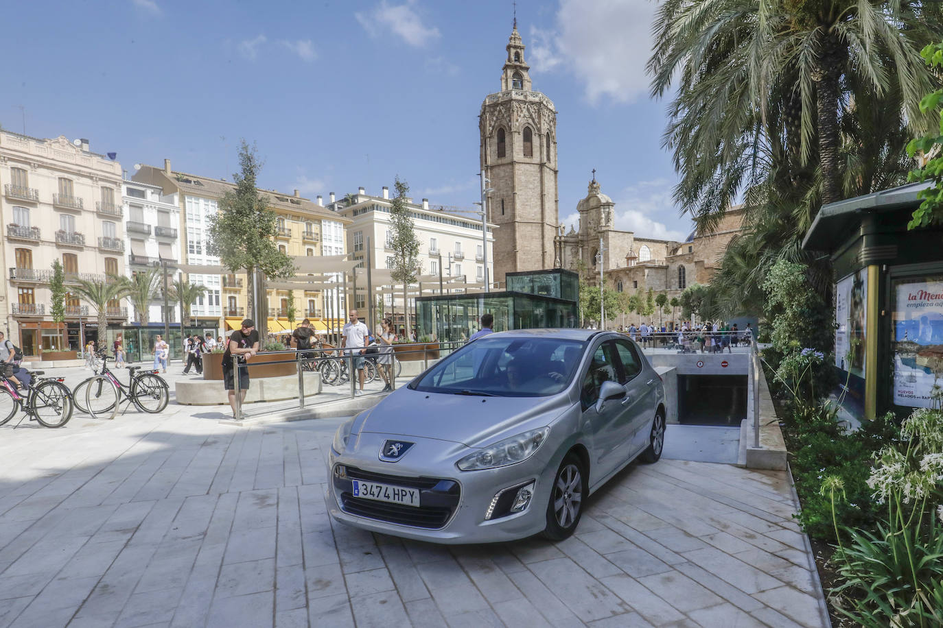 Fotos: Primer día de la Plaza de la Reina de Valencia con público tras la reforma