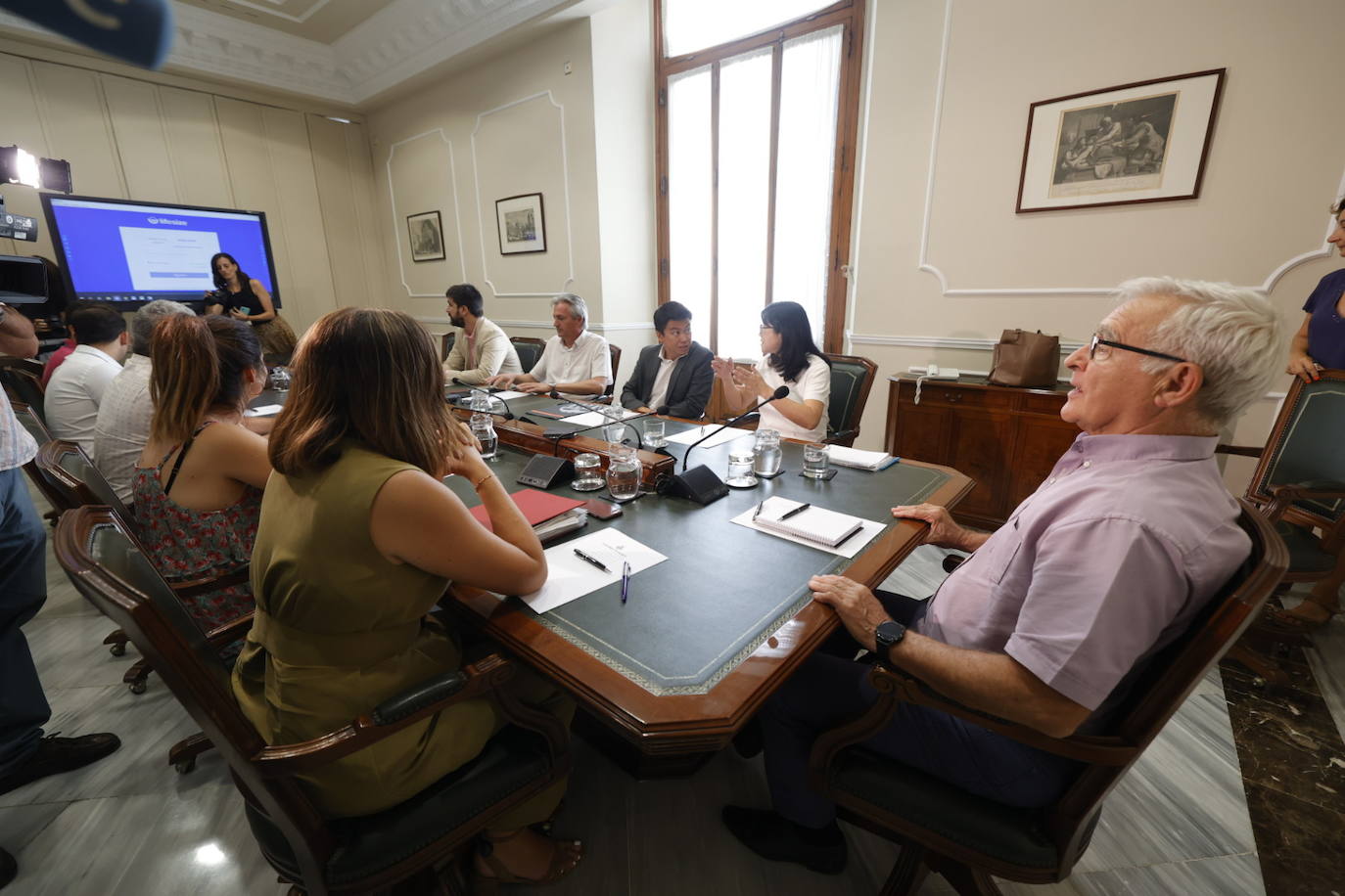 Sean Bai y Lay Hoon en la llegada a la reunión