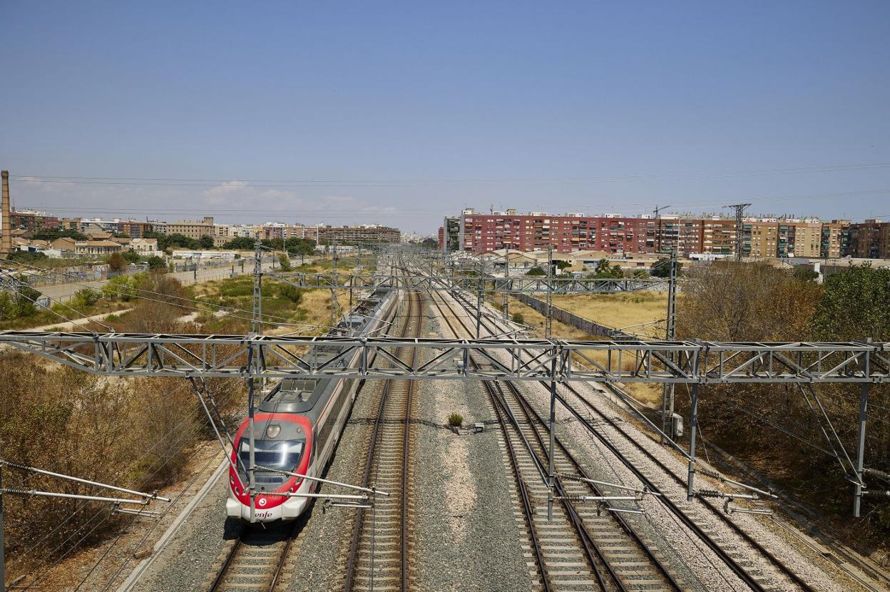 Un tren pasa por la playa de vías. 