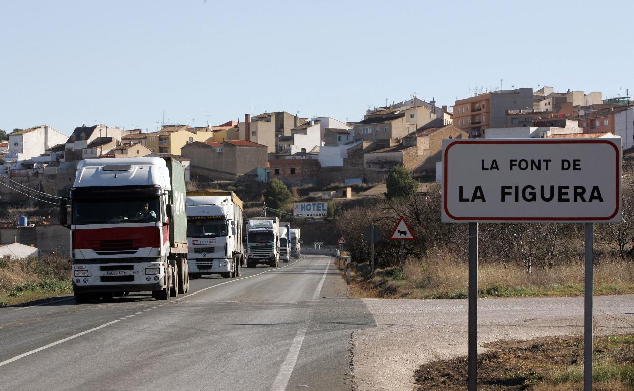 Carretera de entrada a la Font de la Figuera. 