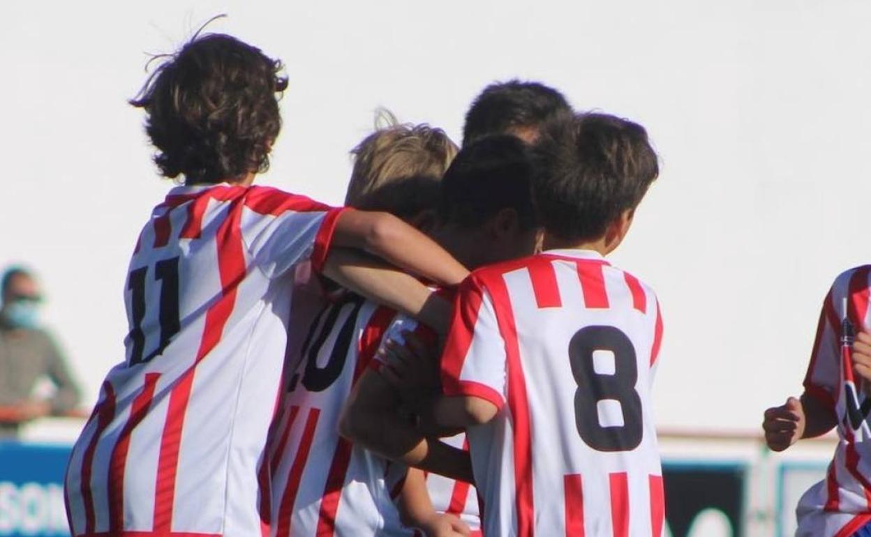 Jugadores de la escuela de fútbol del equipo local. 