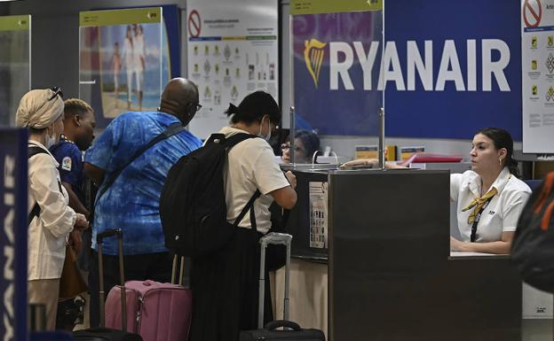 Mostradores de Ryanair en el aeropuerto Adolfo Suárez Madrid-Barajas. 