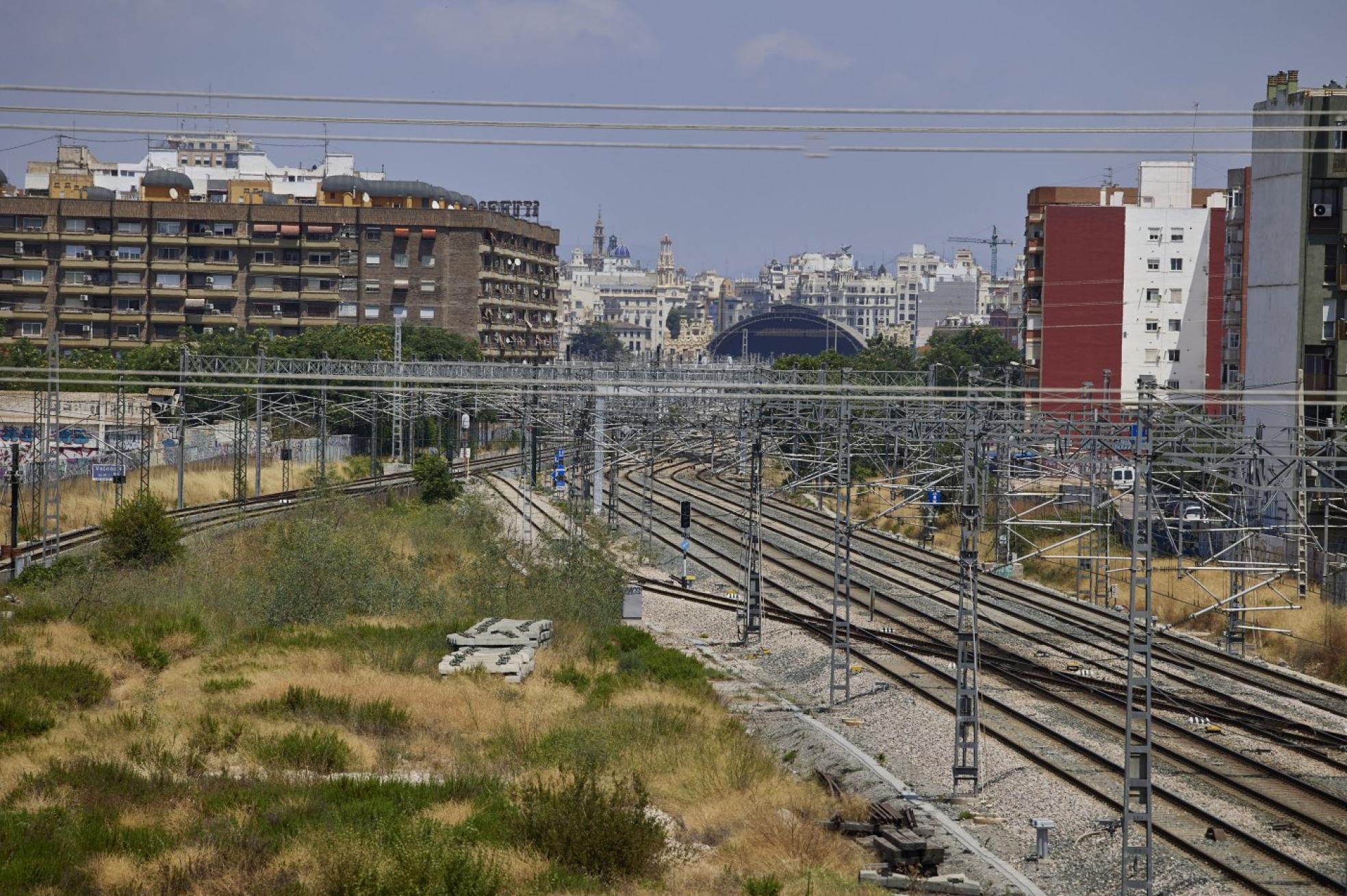 p Valencia. Vistas de las vías ferroviarias en la ciudad de Valencia.