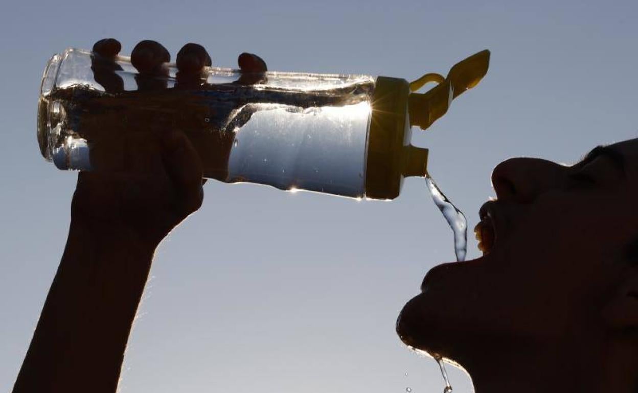 Un hombre bebe agua