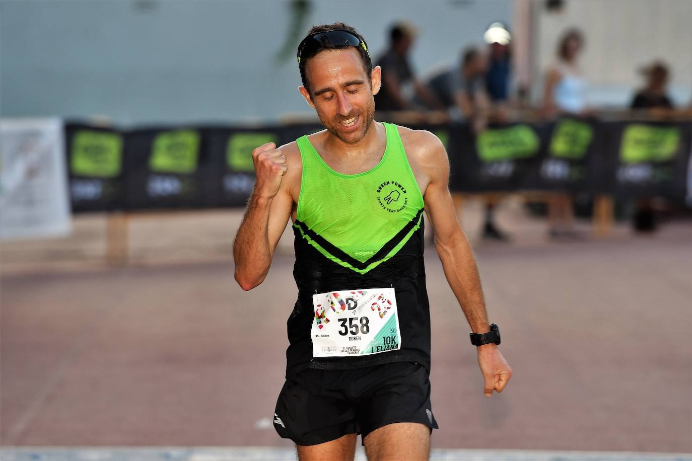 Cientos de deportistas participan en una de las últimas carreras populares del verano.