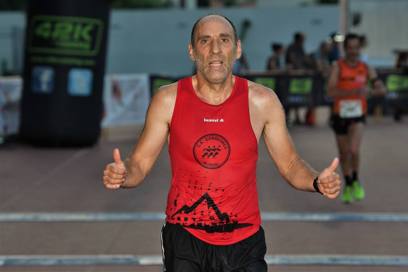 Cientos de deportistas participan en una de las últimas carreras populares del verano.