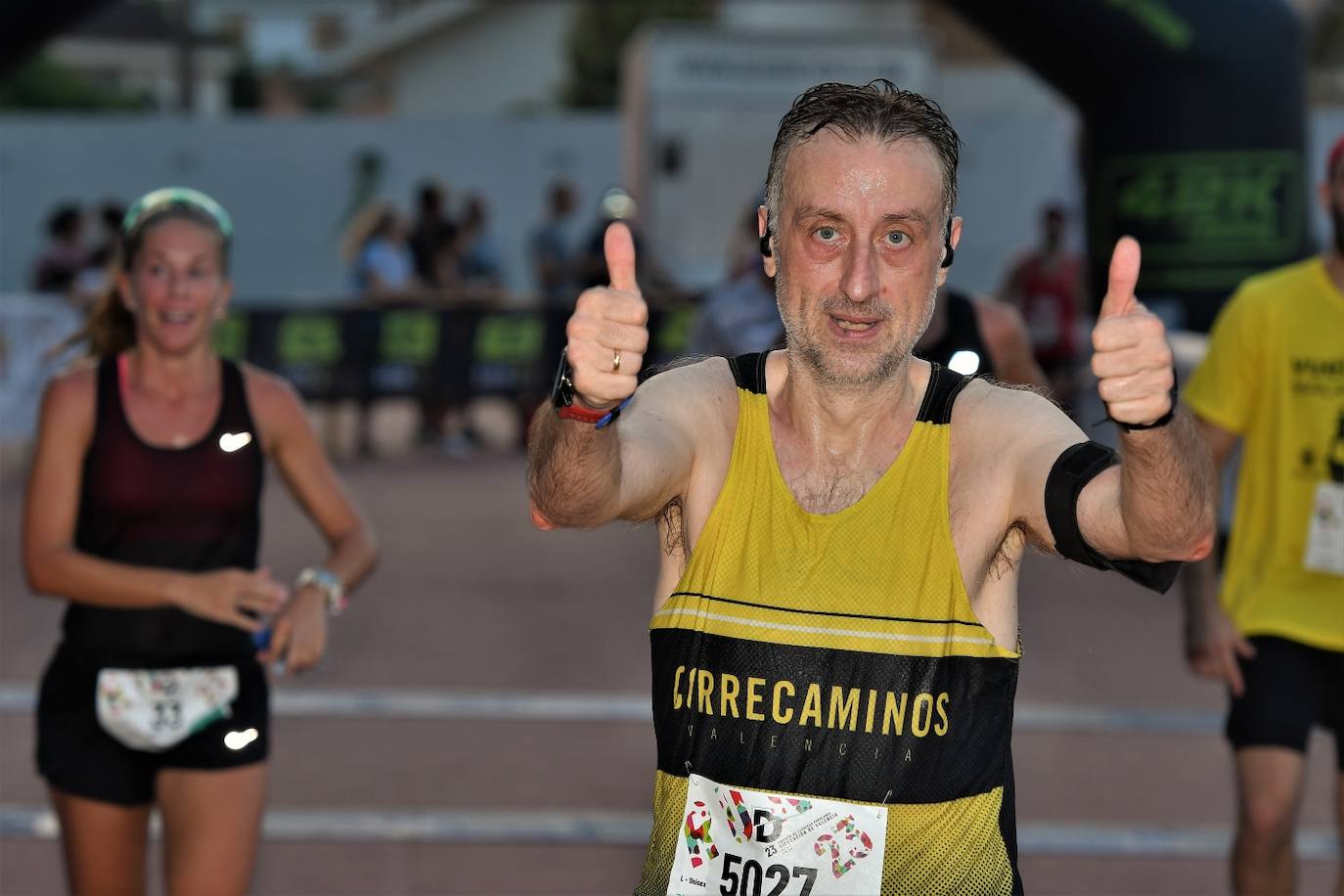 Cientos de deportistas participan en una de las últimas carreras populares del verano.