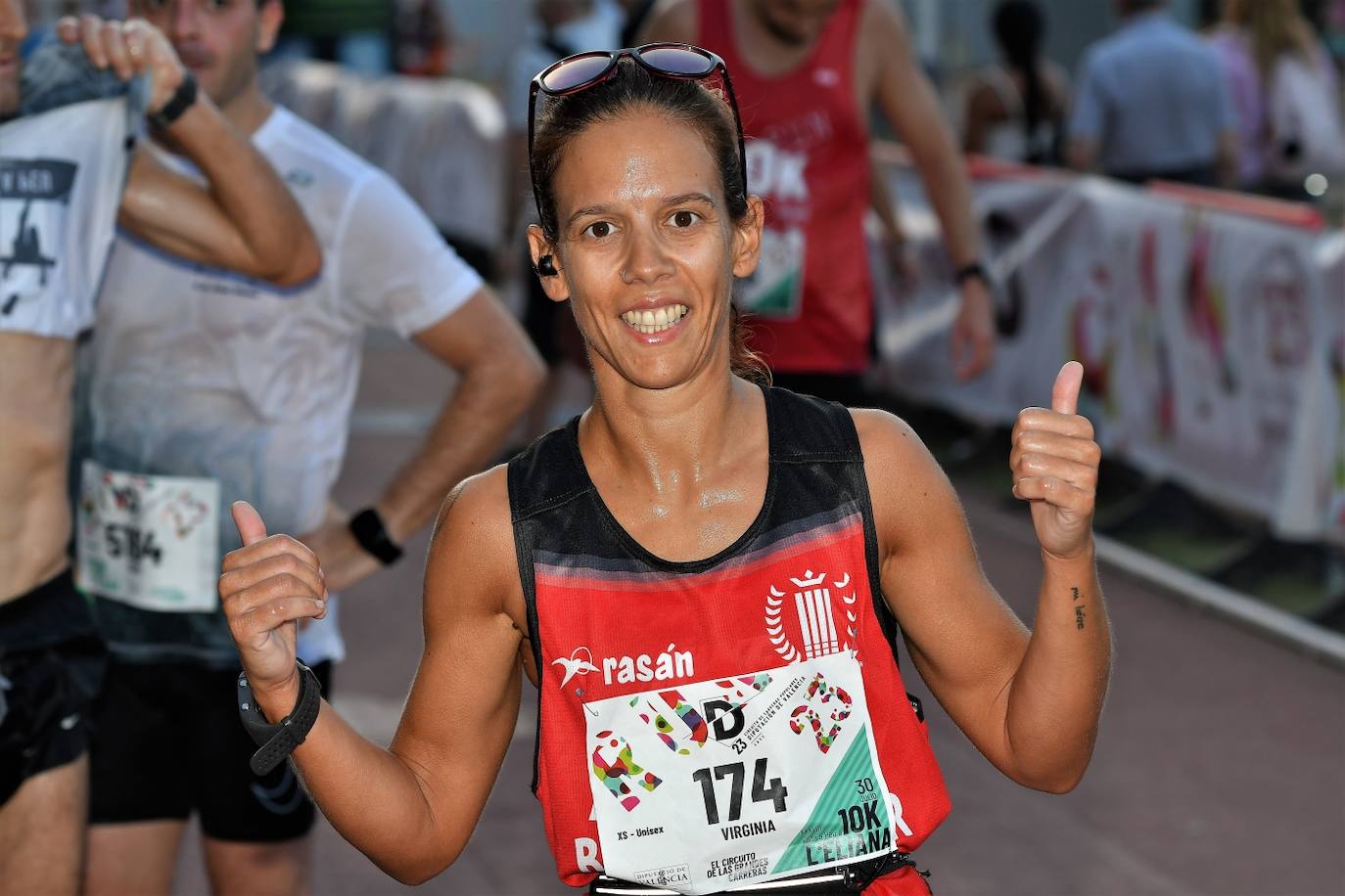 Cientos de deportistas participan en una de las últimas carreras populares del verano.