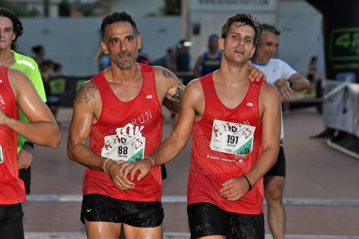 Cientos de deportistas participan en una de las últimas carreras populares del verano.