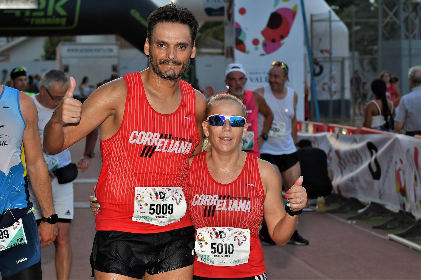 Cientos de deportistas participan en una de las últimas carreras populares del verano.