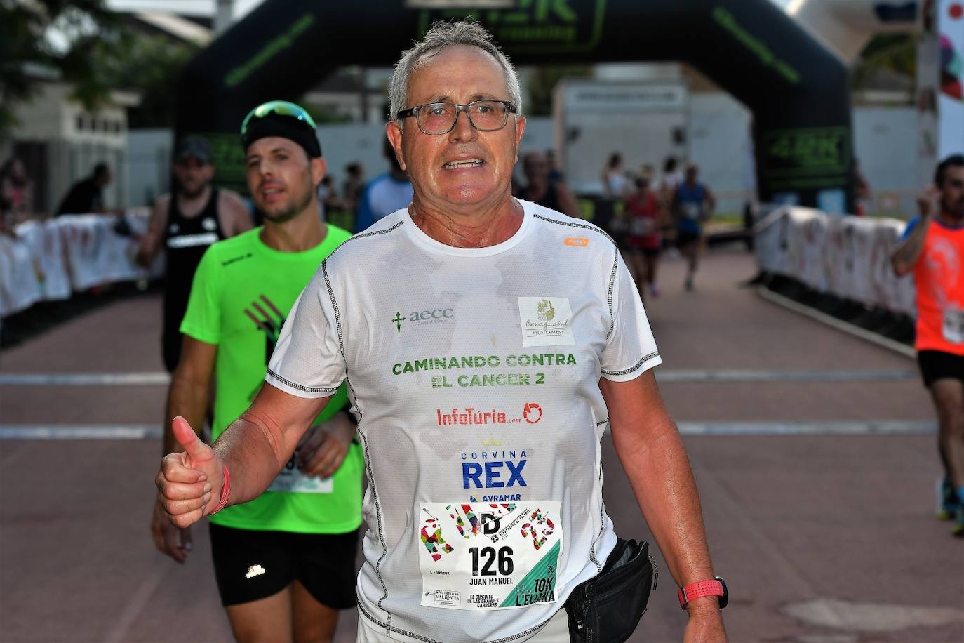 Cientos de deportistas participan en una de las últimas carreras populares del verano.