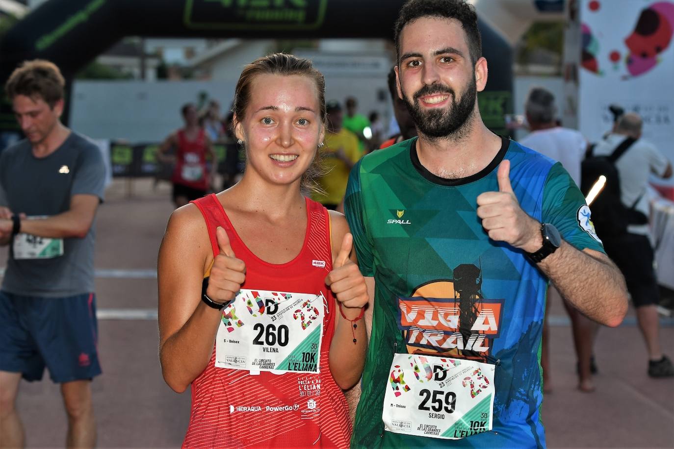 Cientos de deportistas participan en una de las últimas carreras populares del verano.