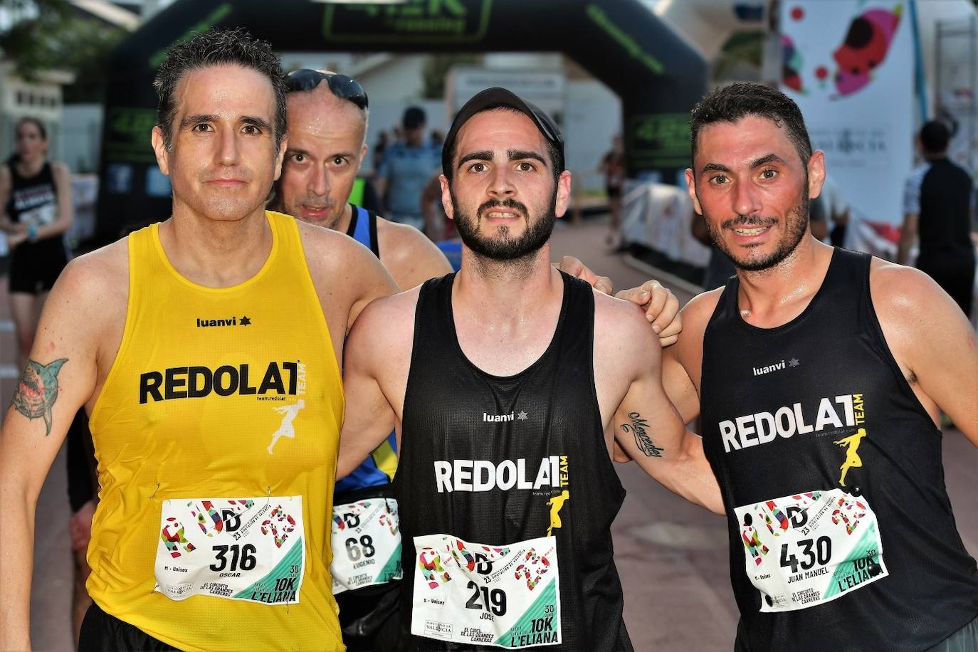 Cientos de deportistas participan en una de las últimas carreras populares del verano.