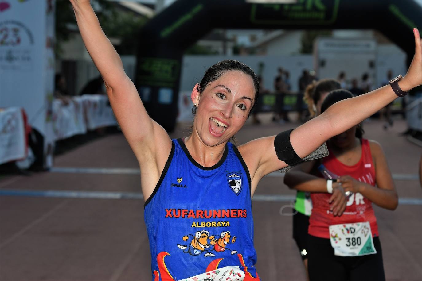 Cientos de deportistas participan en una de las últimas carreras populares del verano.