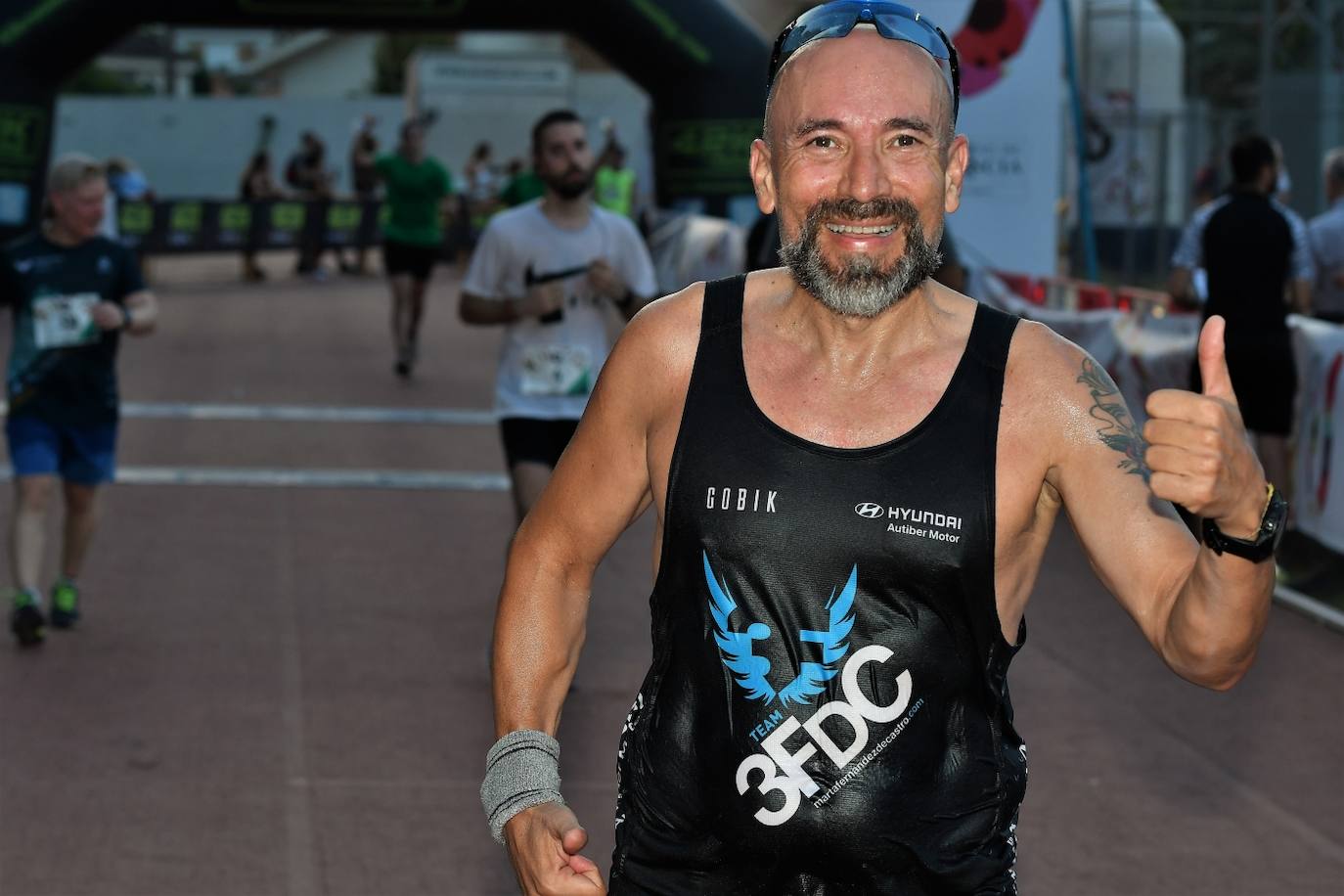 Cientos de deportistas participan en una de las últimas carreras populares del verano.