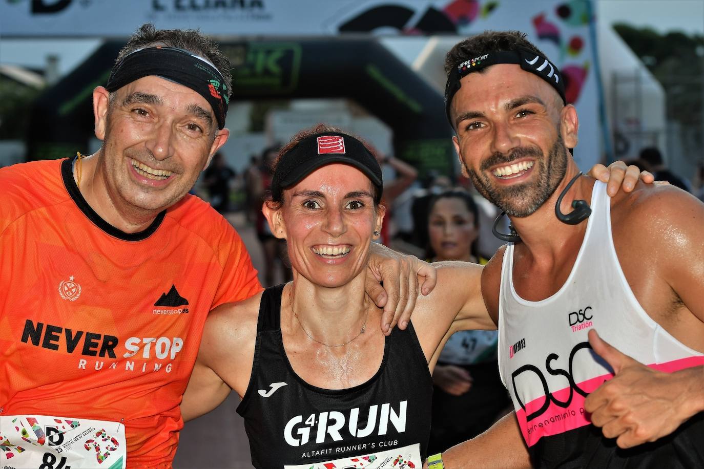 Cientos de deportistas participan en una de las últimas carreras populares del verano.