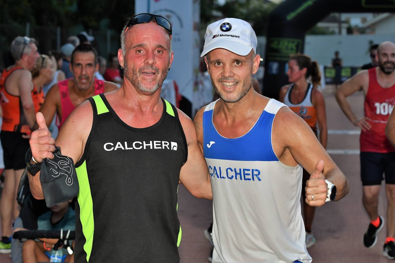 Cientos de deportistas participan en una de las últimas carreras populares del verano.