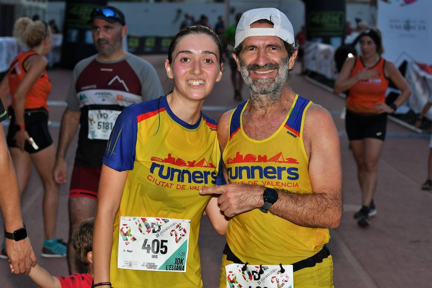 Cientos de deportistas participan en una de las últimas carreras populares del verano.