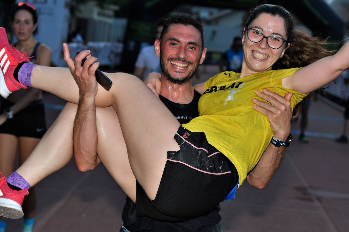 Cientos de deportistas participan en una de las últimas carreras populares del verano.