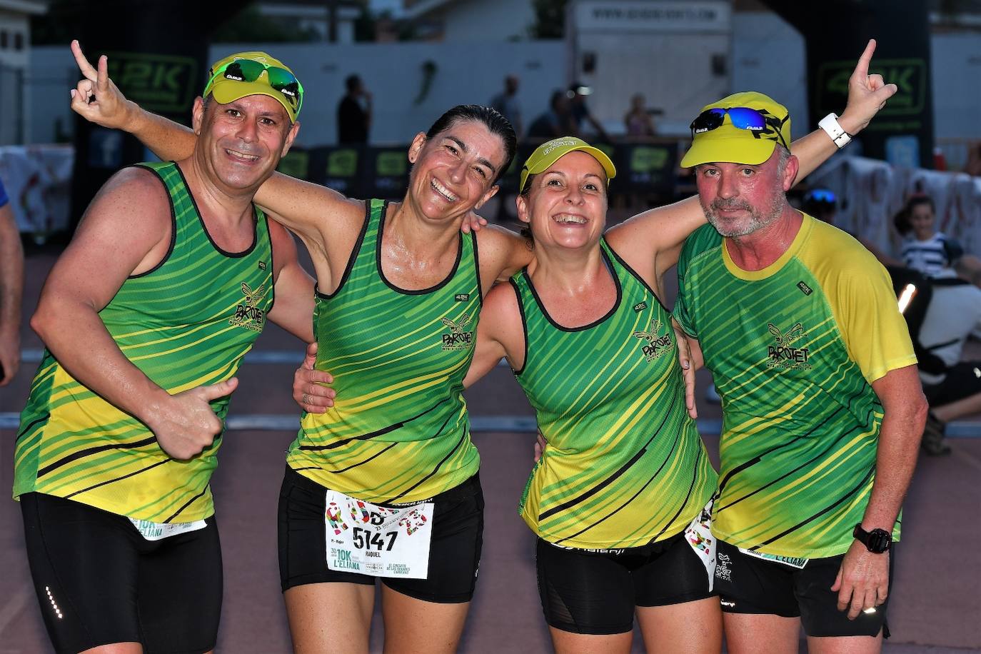 Cientos de deportistas participan en una de las últimas carreras populares del verano.