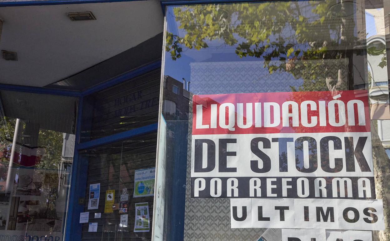 Un negocio anuncia liquidación por reforma. 