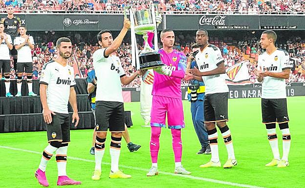 Los capitanes del equipo muestran la Copa del Rey de 2019.