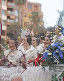 Imagen secundaria 2 - Algunos momentos de la Batalla de Flores de este domingo. 