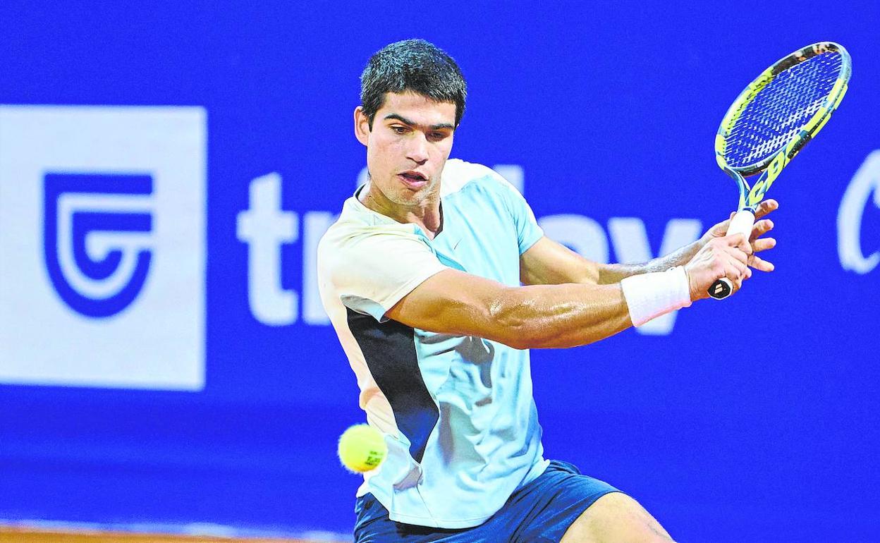 Carlos Alcaraz golpea la bola durante el torneo de Umag. 