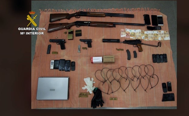 Armas y material incautado por la Guardia Civil. 