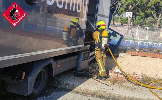 El camión se ha incendiado tras el accidente. 