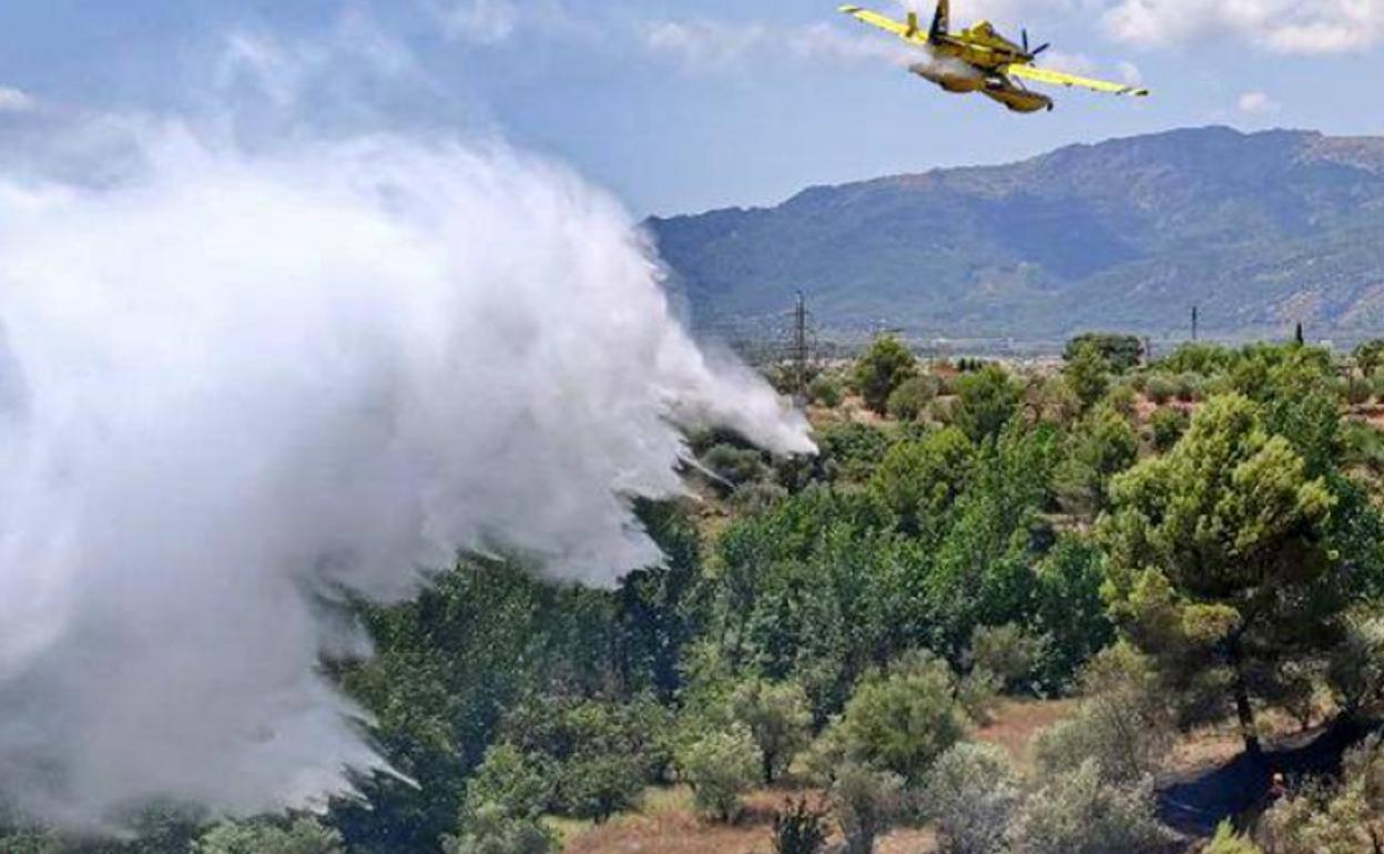 Tareas de extinción del incendio del pasado domingo en Muro d'Alcoi.