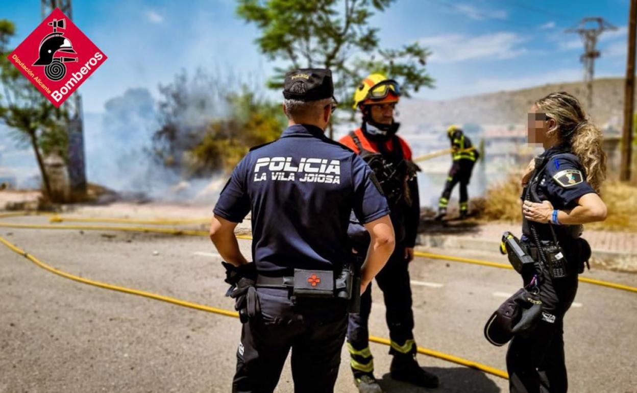 Imagen de bomberos y Policía Local durante las labores de extinción