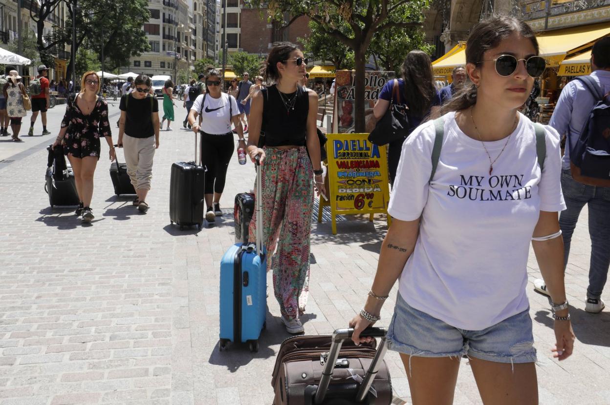 Turistas con su equipaje por las calles de Valencia. Irene marsilla