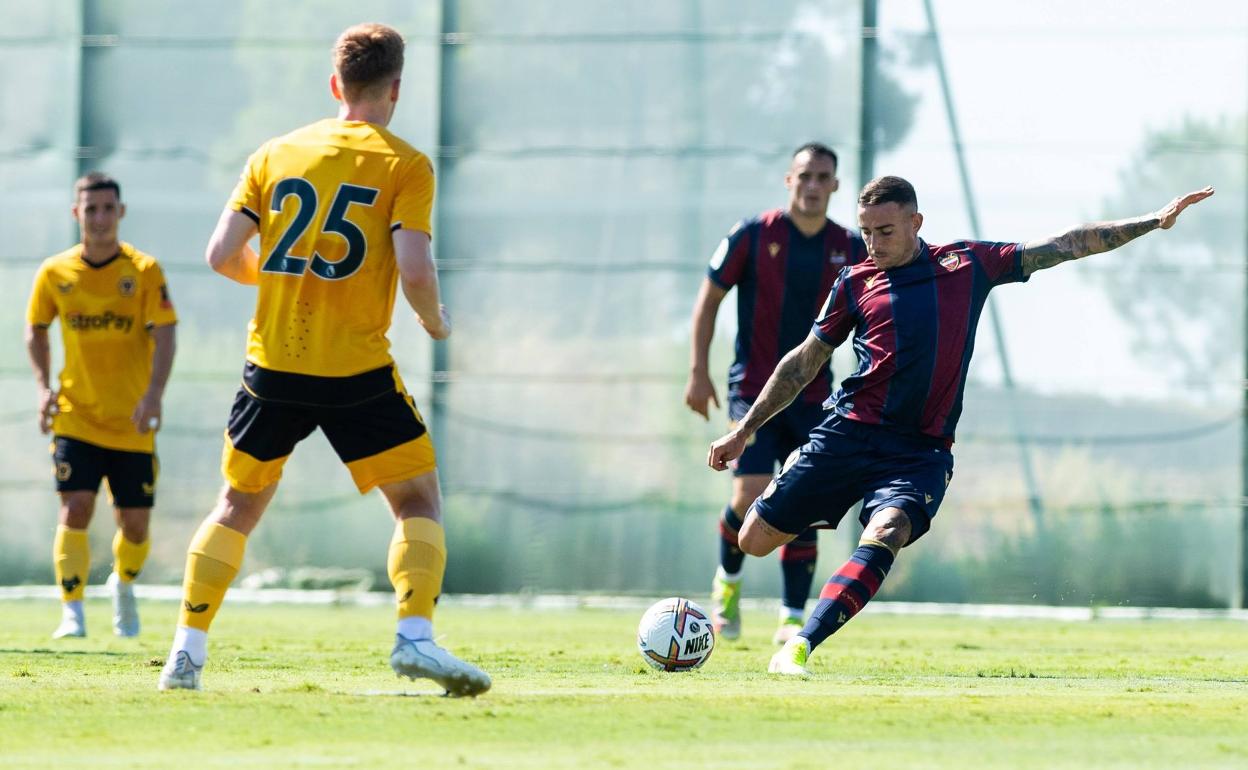 Roger Martí, con el balón, durante un encuentro de pretemporada ante el Wolverhampton. 