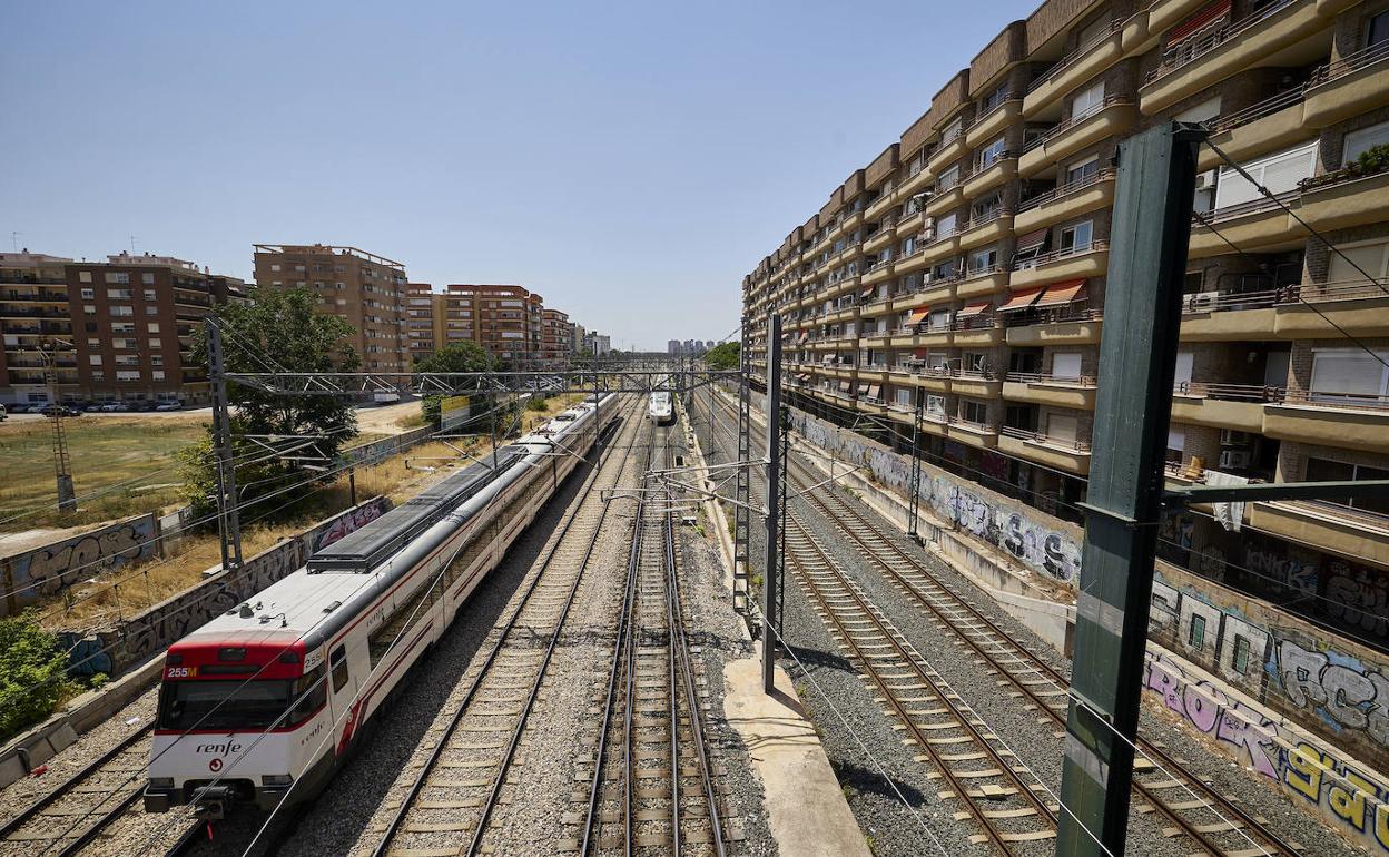 Un tren pasa por la playa de vías