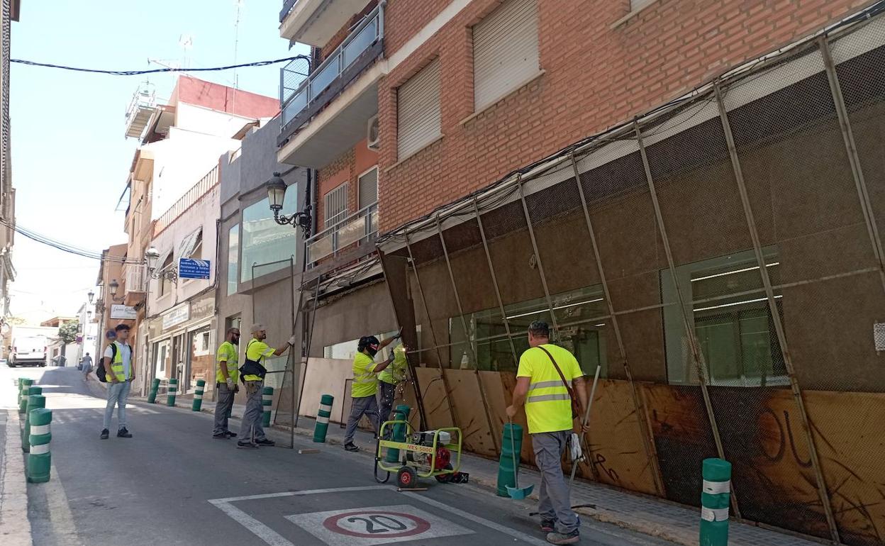 Los trabajos para proteger los edificios. 