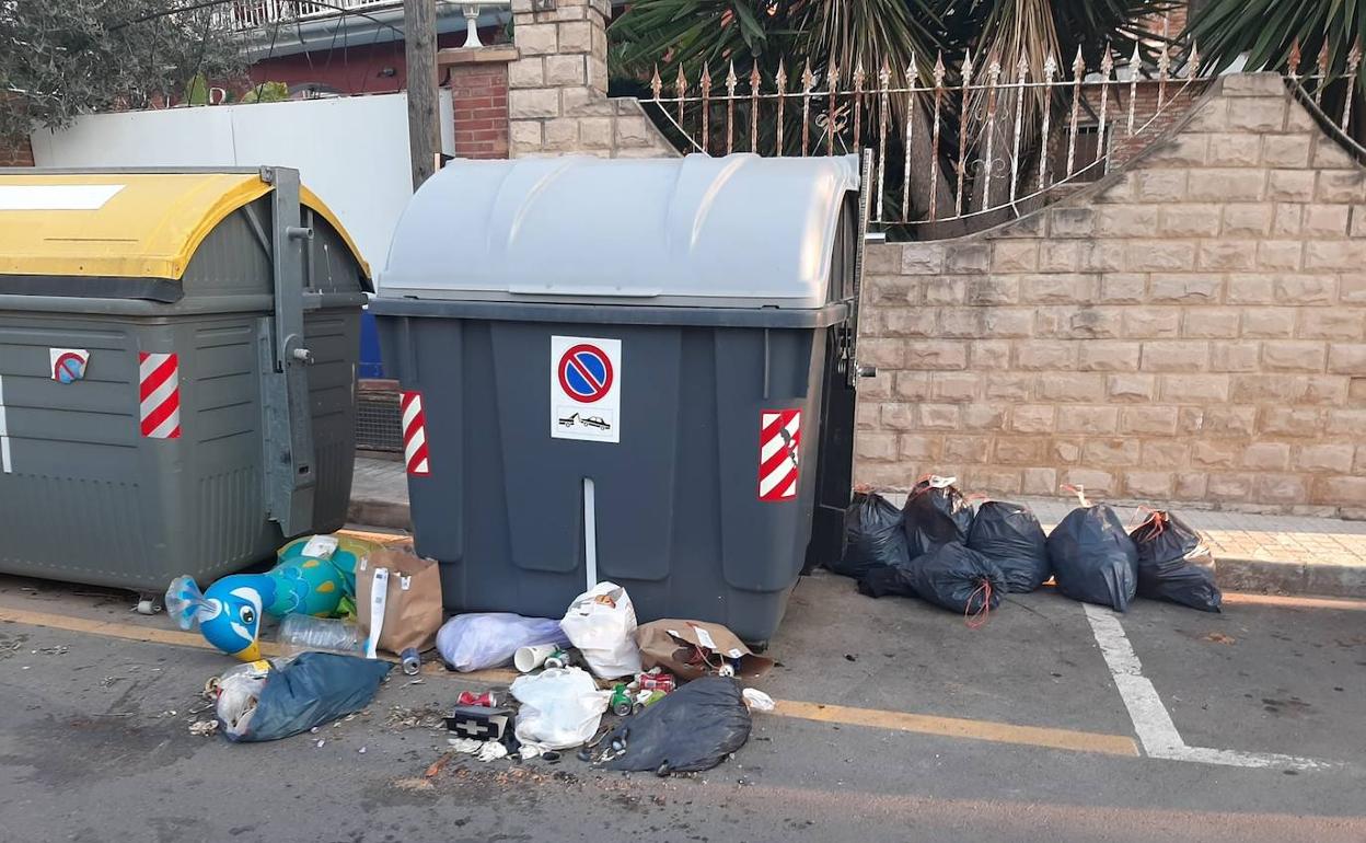 Las bolsas de basura fuera de los contenedores. 