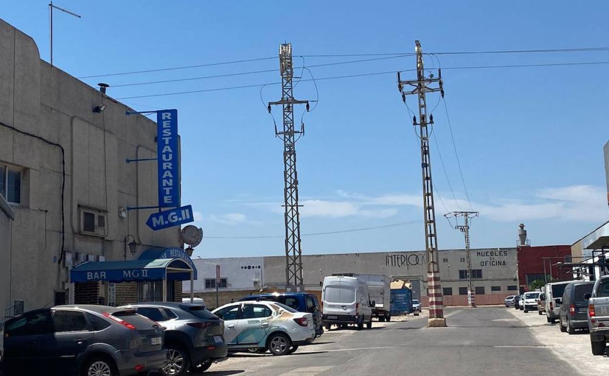 La calle del Moble con tres torres eléctricas que ocupan parte de la calzada. 