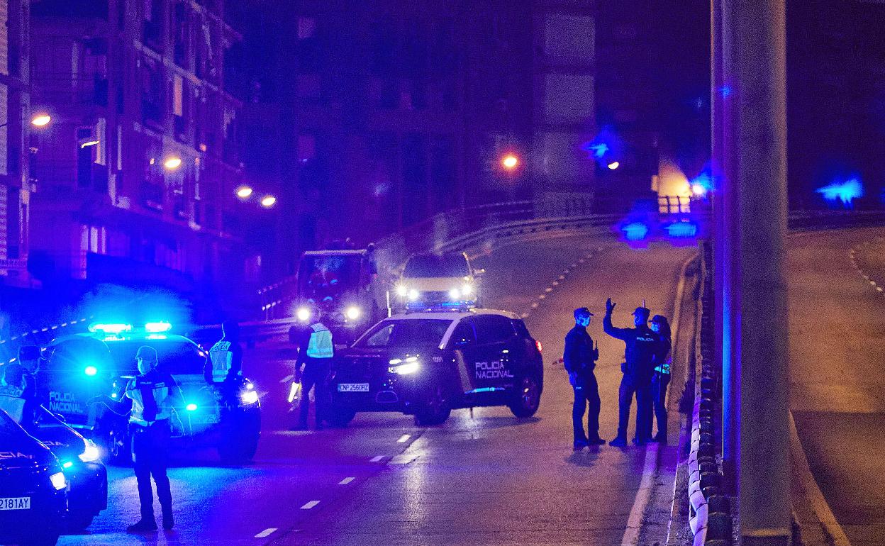 Un despliegue nocturno de la Policía Nacional, en una imagen de archivo. 