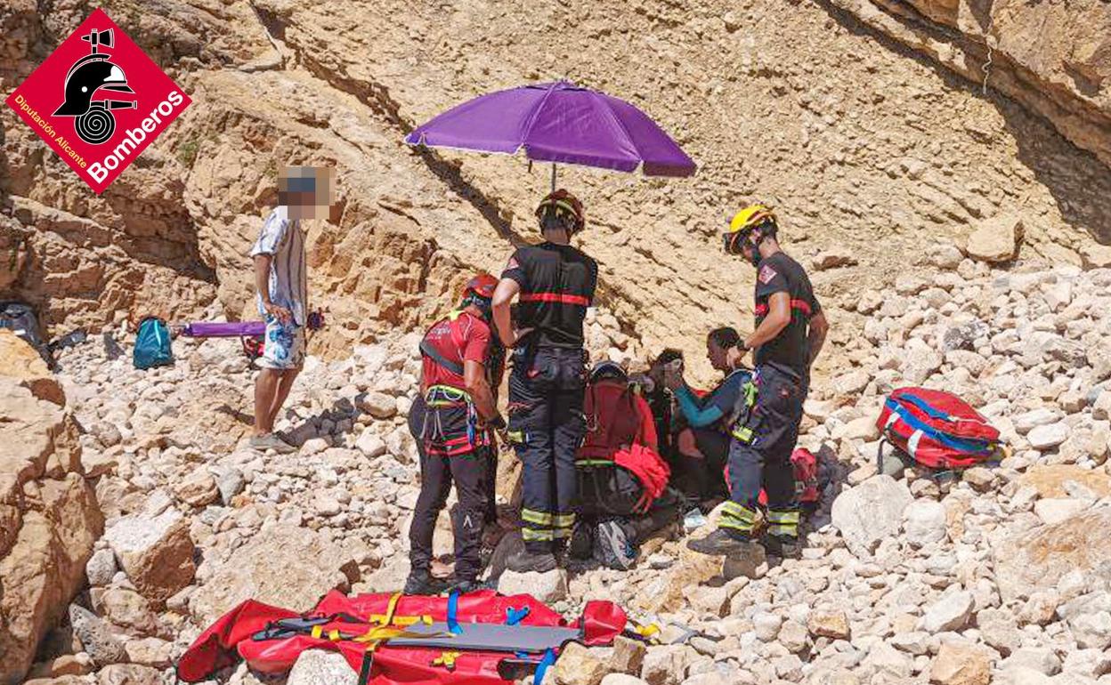 Imagen del momento del rescate de la joven