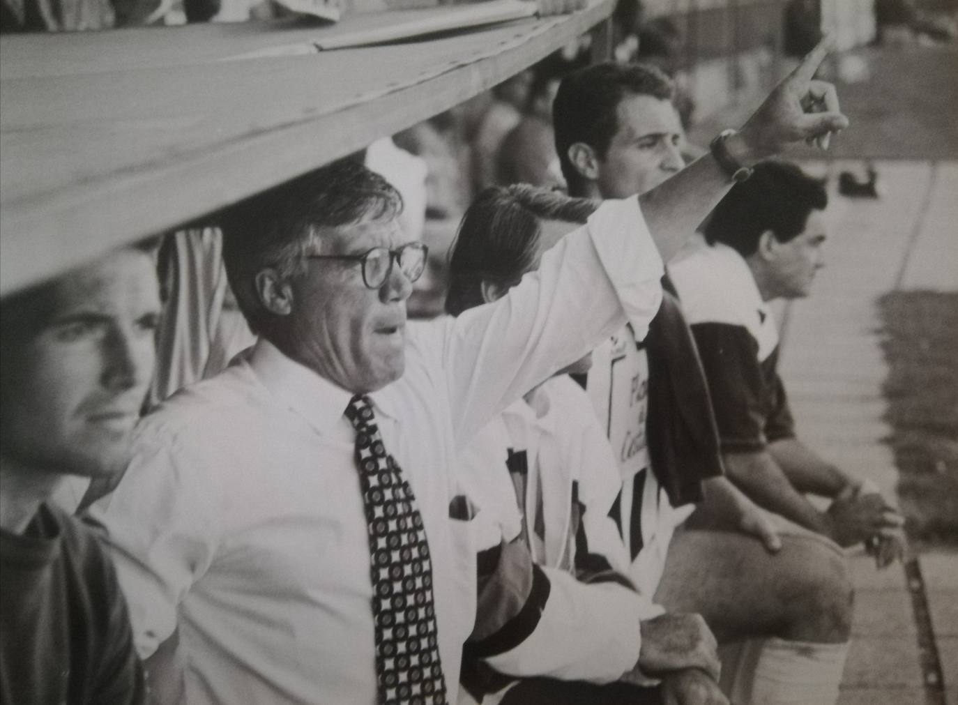 Roberto Gil dirigiendo un partido desde el banquillo (1995)