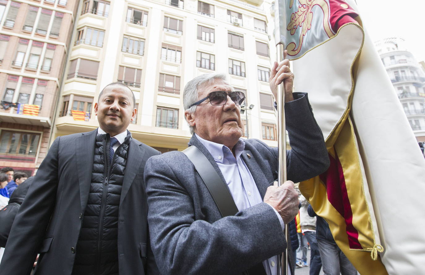 Roberto Gil portando la Senyera durante la marcha del centenario (2019)