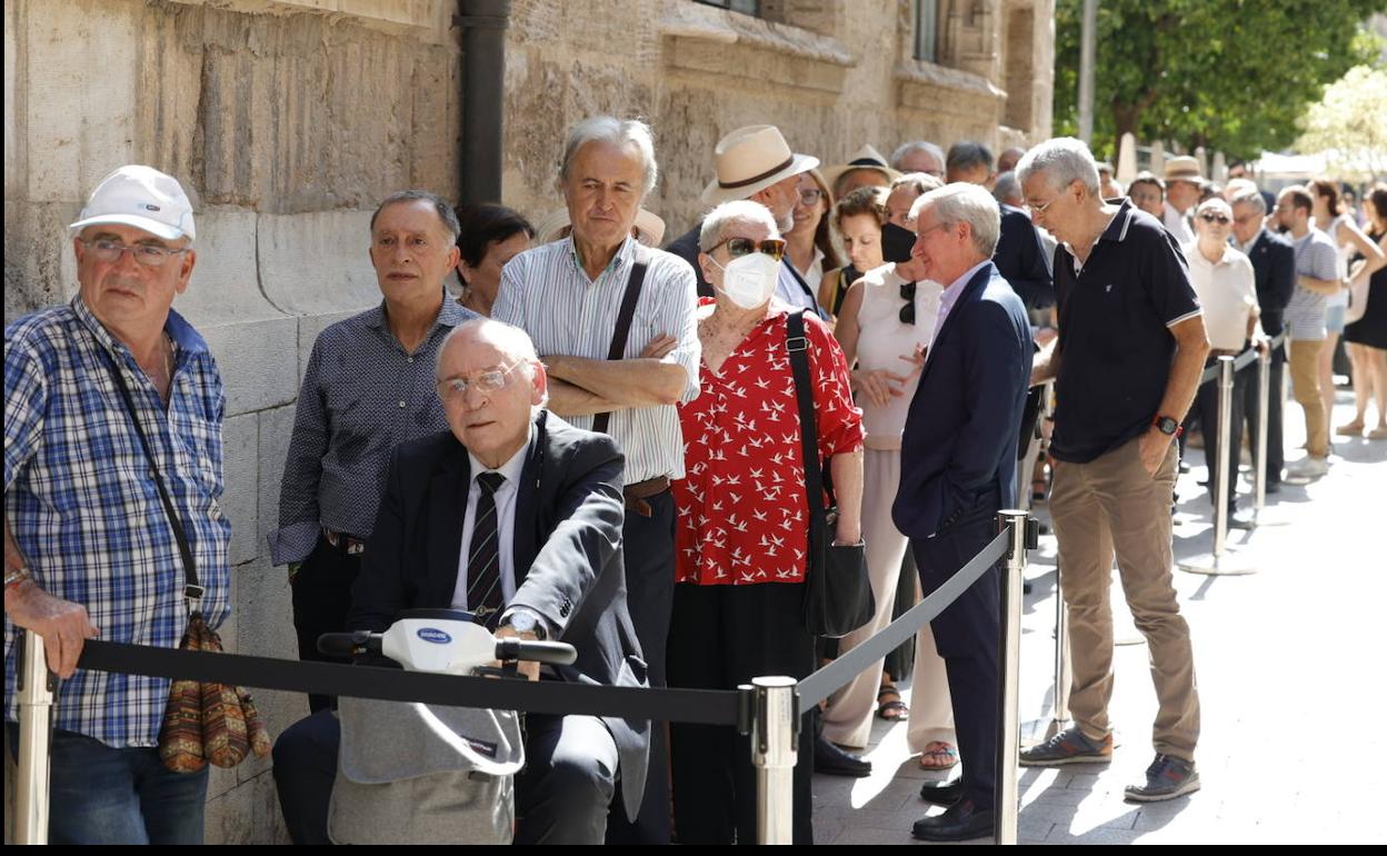 Cola para entrar a la capilla ardiente de Grisolía. 