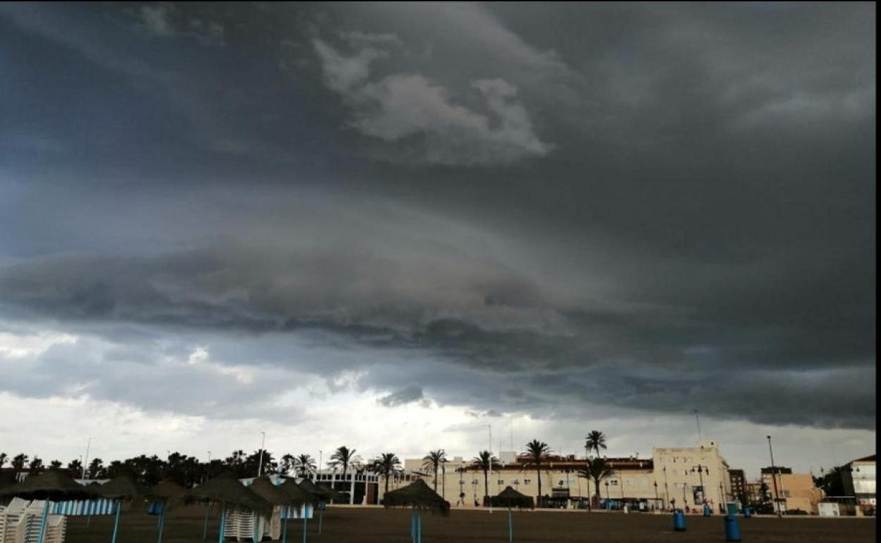 Tormenta de verano en la playa de Valencia.