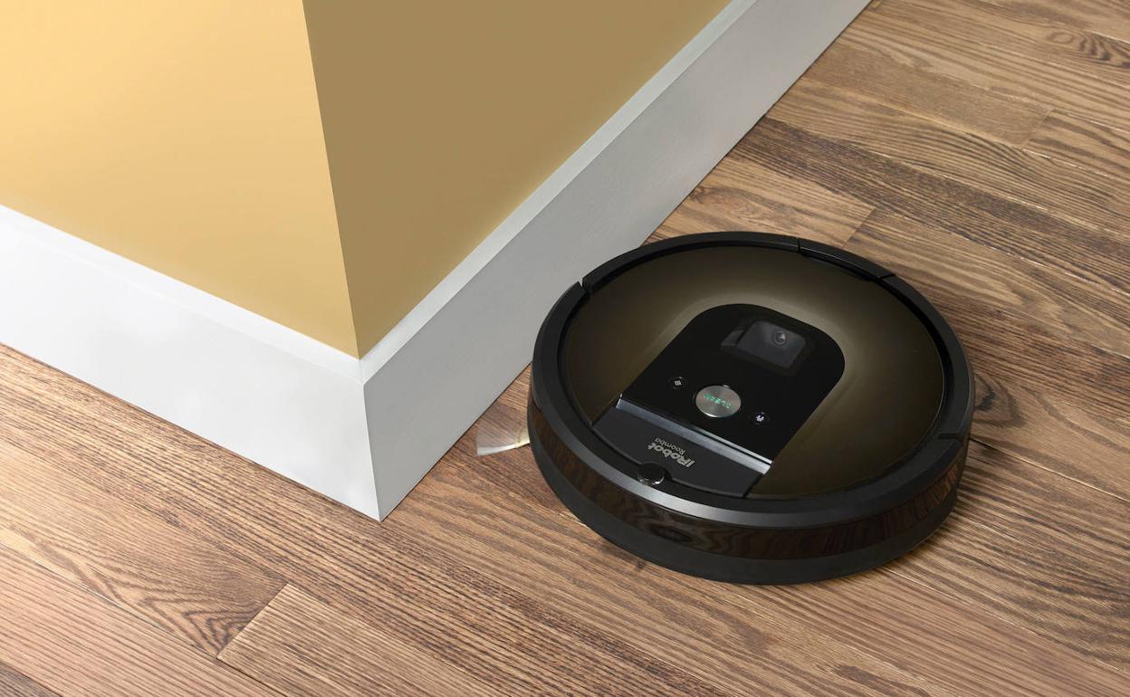 Un aspirador de la marca Roomba.