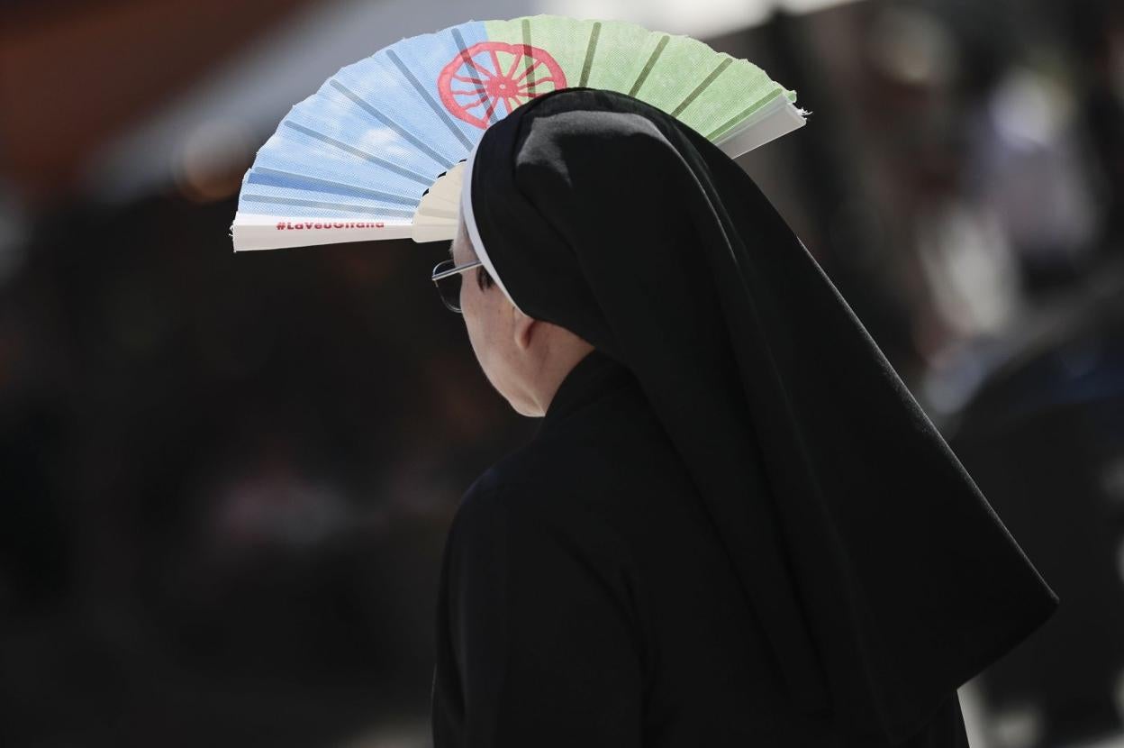 Una religiosa se protege del sol con un abanico en Valencia. efe