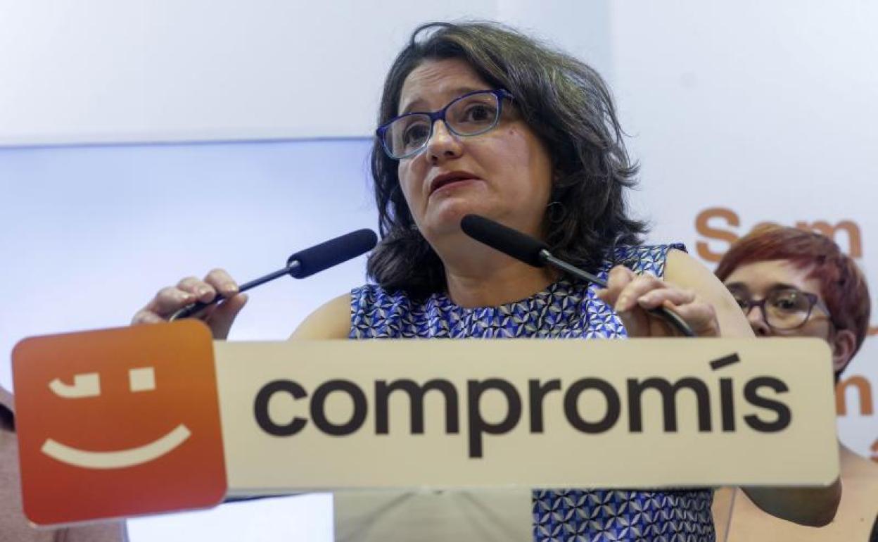 Oltra, que gestionaba el área de Igualdad en esa época, en el momento en el que dimitió.