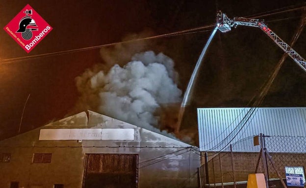 Cerca de una veintena de bomberos han trabajado en las tareas de extinción. 