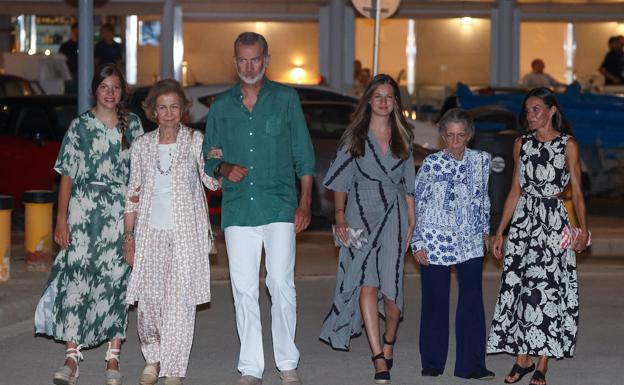 Los Reyes y sus hijas, junto a doña Sofía y su hermana Irene de Grecia, salen el viernes a cenar a un restaurante de Mallorca. 