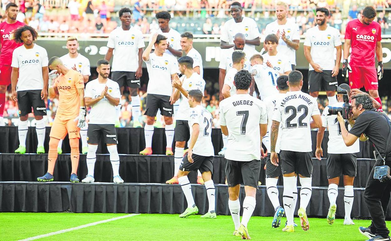 Guedes camina de forma pausada, sin poder esconder su contrariedad, tras ser presentado el sábado como jugador del Valencia. 